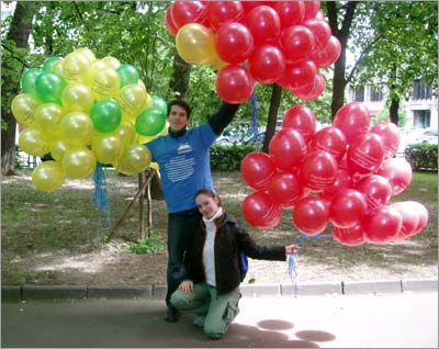 Раздача цветных шаров в Москве